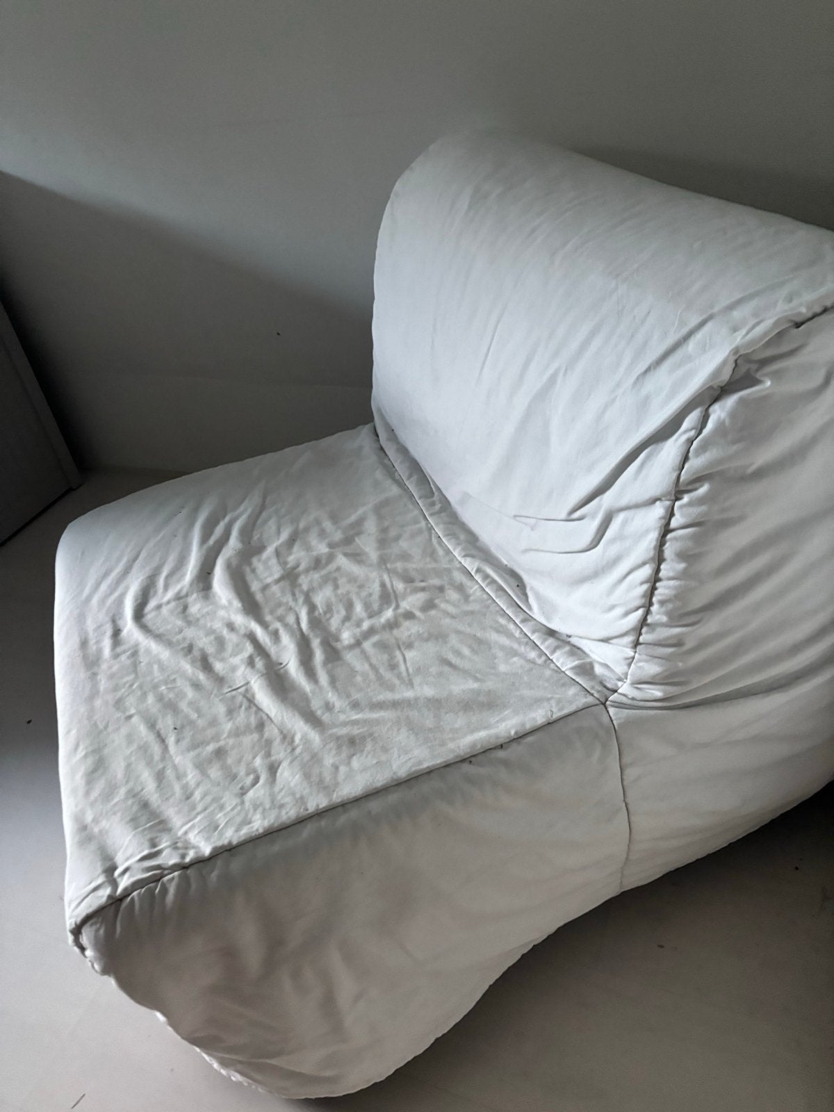 Witte  IKEA stoel,/ 1 persoons logeerbed., Huis en Inrichting, Slaapkamer | Bedden, Ophalen, Gebruikt, 90 cm, Eenpersoons