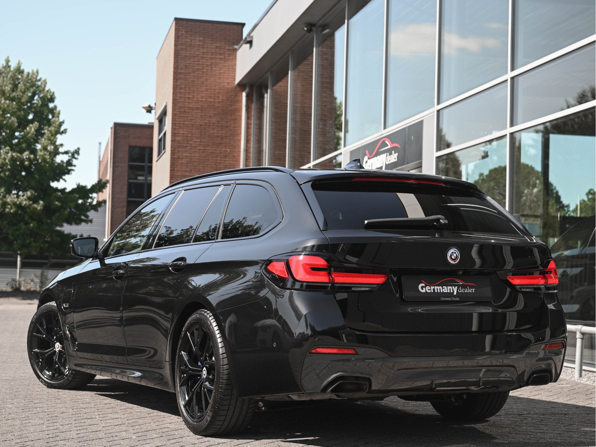 BMW 5 Serie Touring 530e xDrive 293pk M-Sport+Pro Pano Laser, Auto's, Automaat, 1998 cc, 1935 kg, Gebruikt