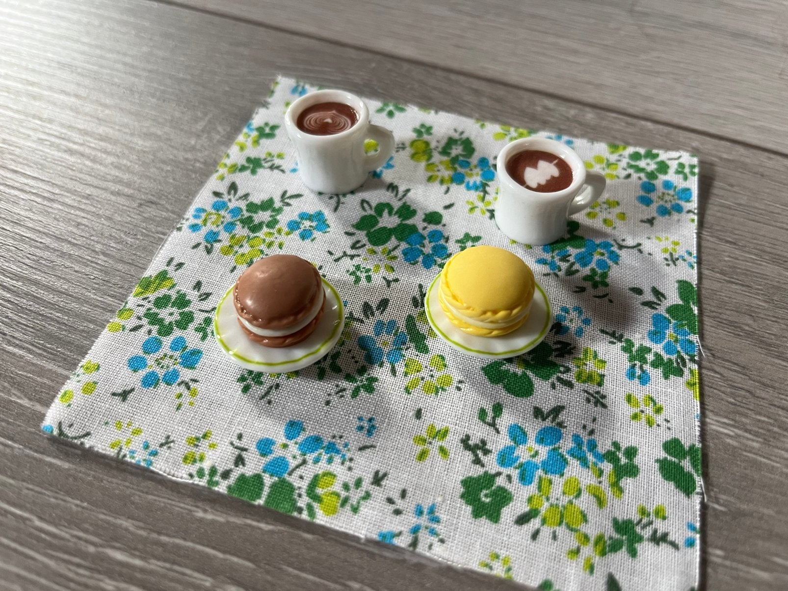 2 drank 2 macaron 2 bordjes kleedje incl verzenden, Ophalen, Nieuw, Poppenhuis