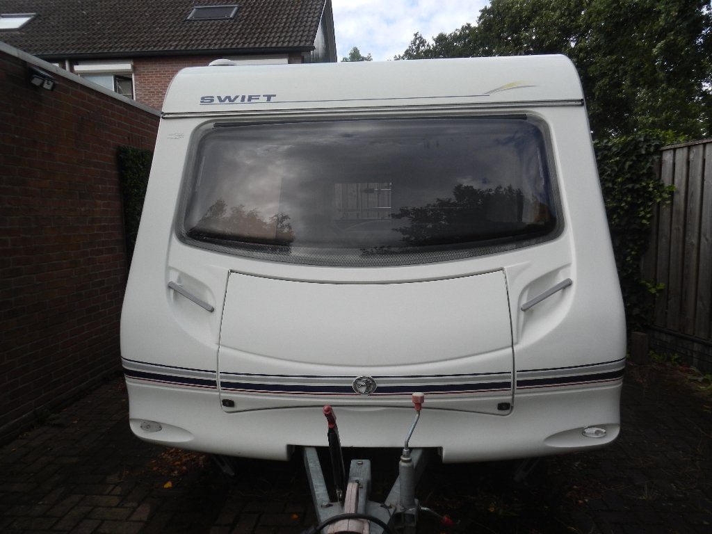 aangeboden omdat wij stoppen caravan swift toscane 450, Caravans en Kamperen, Caravans, Rondzit, Schokbreker, 750 - 1000 kg, Particulier