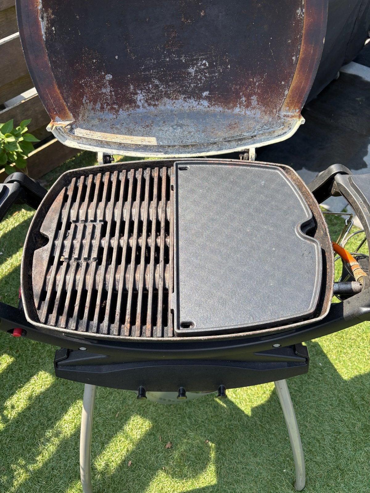 Weber Q100 gasbarbecue met hoes en bakplaat, Ophalen, Gebruikt