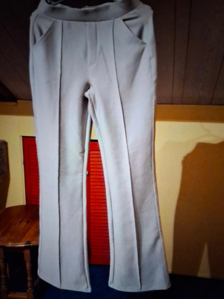 Wijde grijze broek S/M, Kleding | Dames, Broeken en Pantalons, Ophalen of Verzenden, Zo goed als nieuw, Maat 36 (S), Grijs