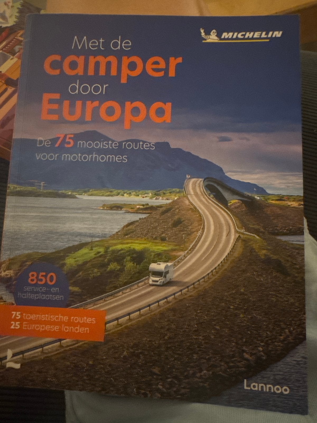 Michelin Met de camper door Europa - Reisgids motorhomes, Michelin, Europa, Ophalen of Verzenden, Zo goed als nieuw