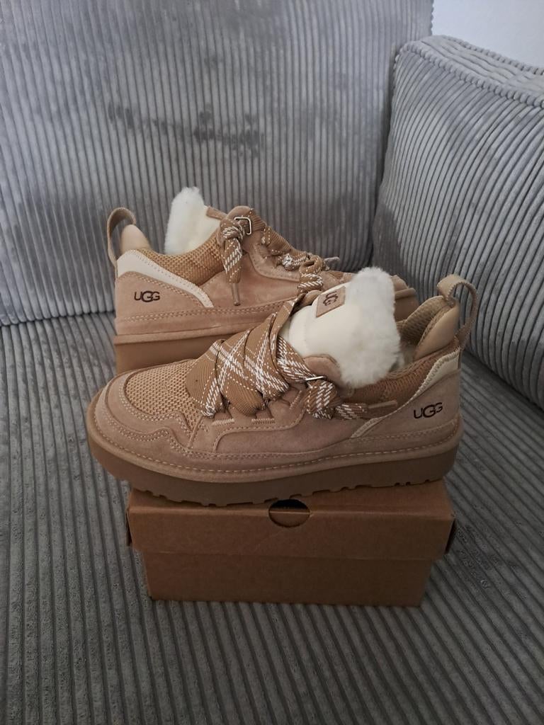 Ugg Lowmel Sand Nieuw! (41), Kleding | Dames, Schoenen, Ophalen of Verzenden, Nieuw, Beige, Sneakers of Gympen