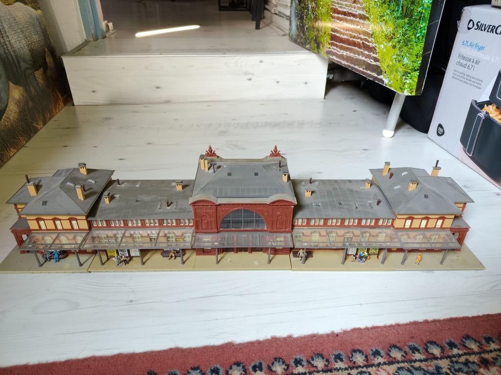 Groot stationsgebouw H0 voor modelspoorbaan - Perfecte staat, Hobby en Vrije tijd, Modeltreinen | H0, Ophalen of Verzenden