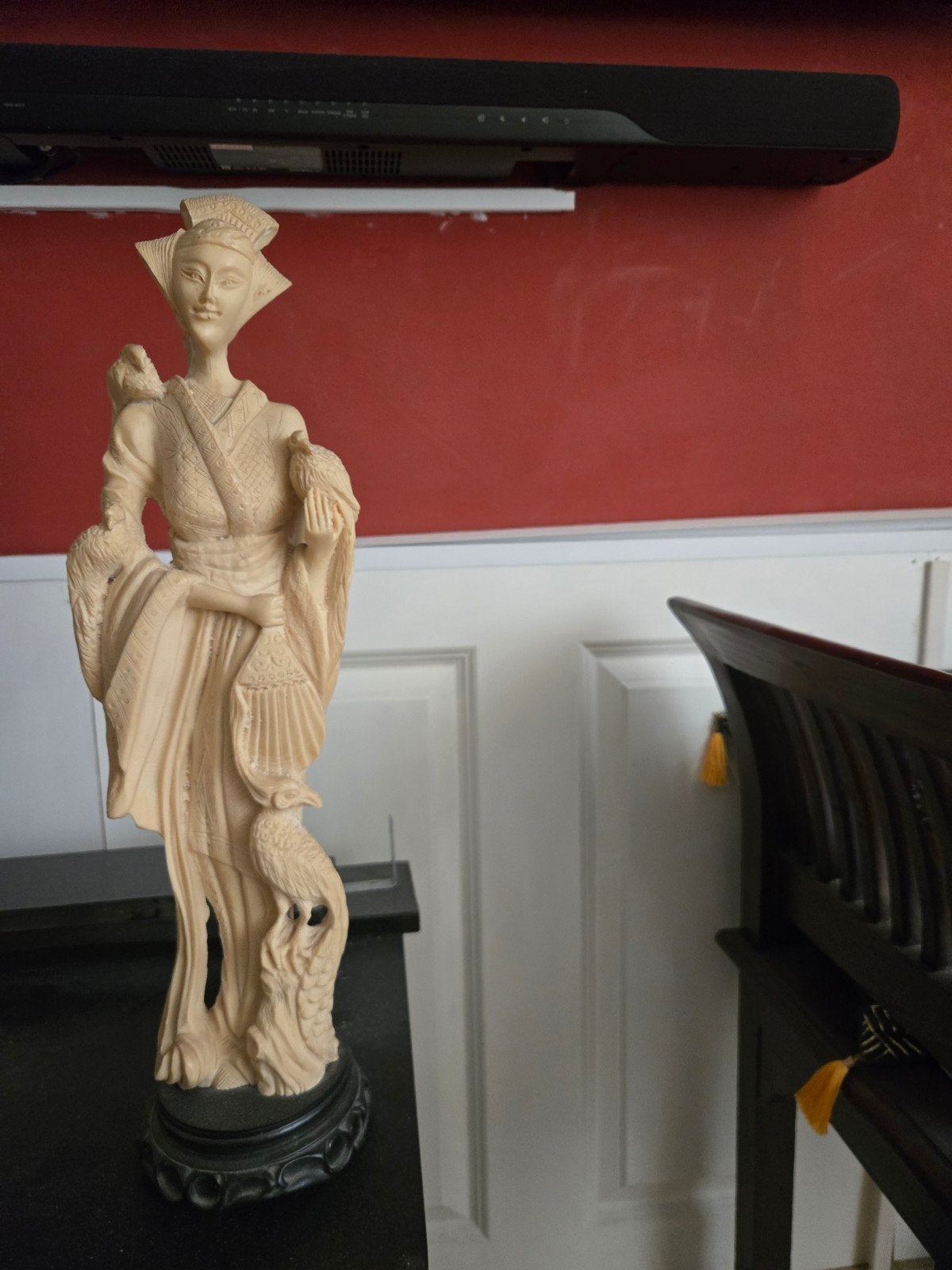 Oosters beeld van vrouw met vogel,  been ivoor like snijwerk, Ophalen of Verzenden, 20 - 50 cm, Beeld, Beige