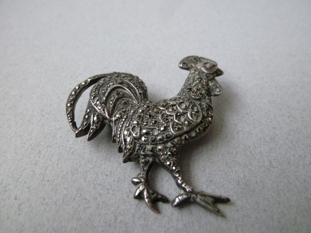 Oude Broche zilver/markasiet Kip Haan, Sieraden, Tassen en Uiterlijk, Antieke sieraden, Verzenden, Zilver, Broche