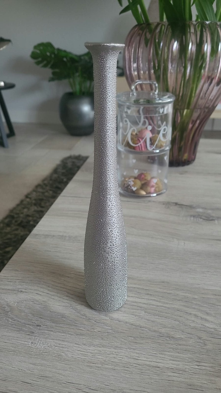 Te koop: smal zilverkleurig vaasje, Huis en Inrichting, Woonaccessoires | Vazen, Ophalen of Verzenden, Nieuw, Zilver, Steen/keramiek