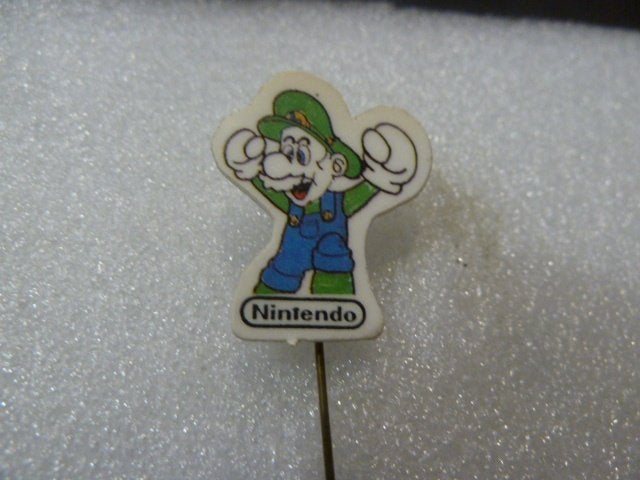 Vintage Nintendo Luigi Speldje - Super Mario Bros, Ophalen of Verzenden, Gebruikt, Figuurtje, Speldje of Pin