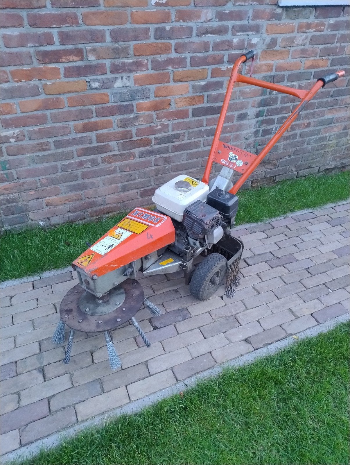 Te huur: professionele Nimos Onkruidborstel, Tuin en Terras, Ophalen of Verzenden