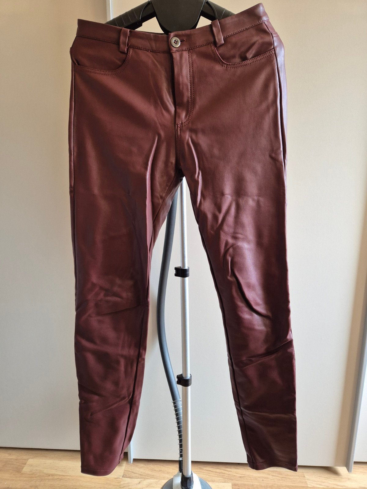 Bordeauxrode leren broek, maat 34, Kleding | Dames, Broeken en Pantalons, Ophalen of Verzenden, Steps, Maat 34 (XS) of kleiner