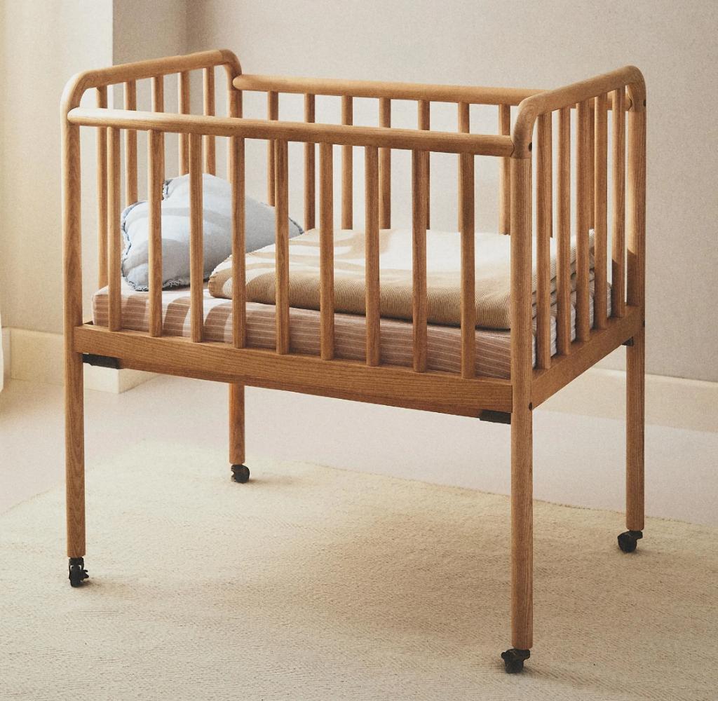 Babybed (ashwood) with wheels, Kinderen en Baby's, Babywiegjes en Ledikanten, Zo goed als nieuw, Ledikant, Ophalen