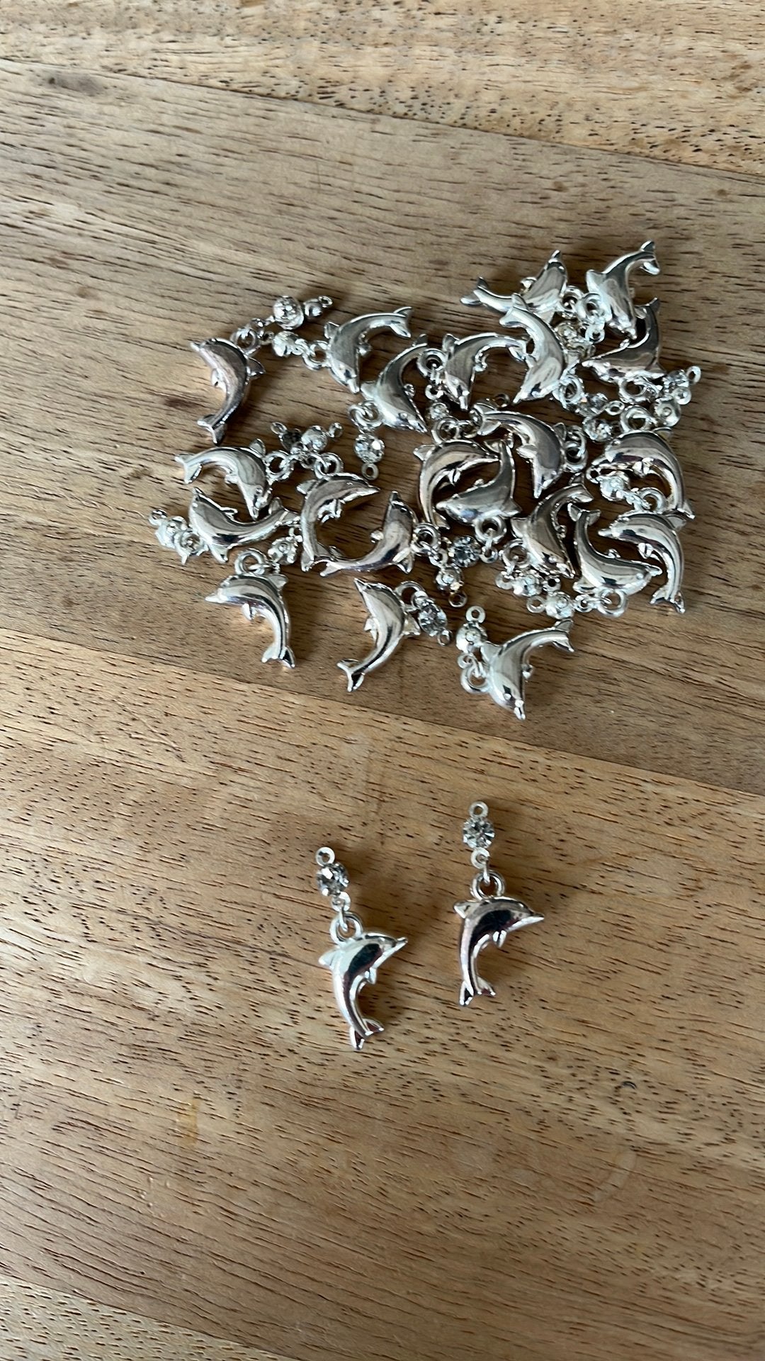 24 dolfijn bedeltjes met steentje, Ophalen of Verzenden, Nieuw, Bedel