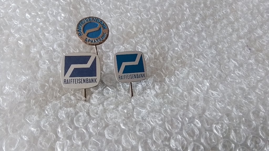 3 verschillende speldjes Raiffeisenbank/spaarbank, Ophalen of Verzenden, Zo goed als nieuw, Overige onderwerpen