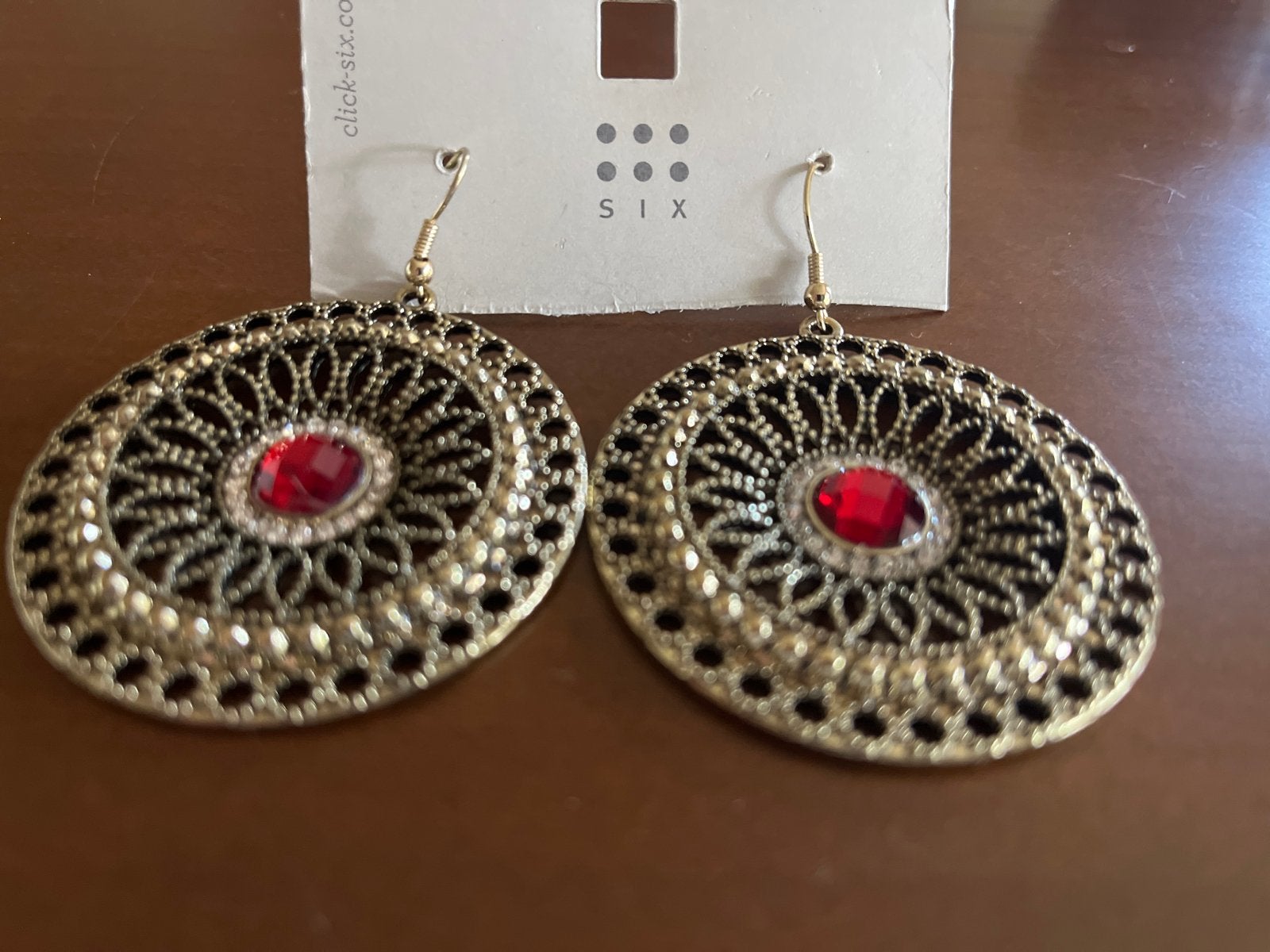 Goudkleurige oorbellen met rode steen Six, Overige materialen, Hangers, Overige kleuren, Nieuw