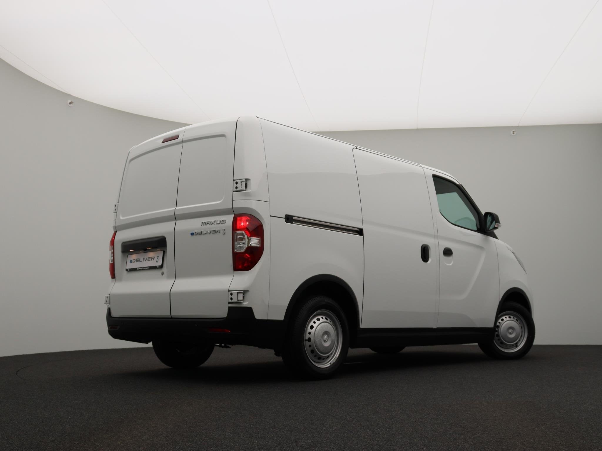 Maxus eDeliver 3 SWB 50 kWh Vloer & Wandbetimmering | DEMO |, Auto's, Dealer onderhouden, Stof, 1595 kg, Met garantie (alle)