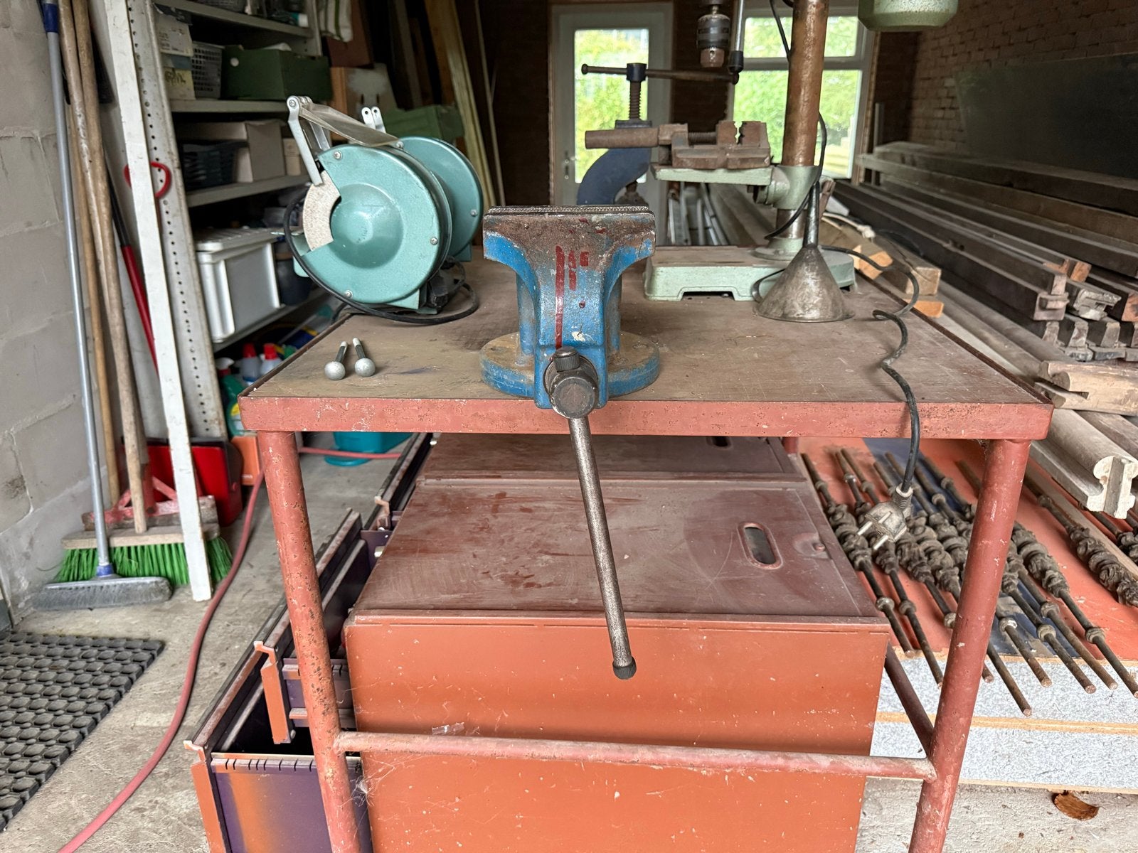 Robuuste werkbank met bankschroef etc en opberglades, Ophalen, Gebruikt, 70 tot 120 cm