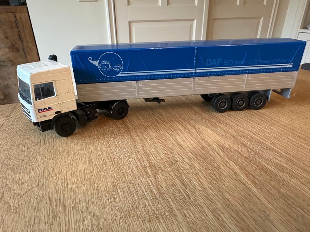 Lion car Daf vrachtwagen model 1:50, Hobby en Vrije tijd, Modelauto's | 1:50, Ophalen of Verzenden, Gebruikt, Bus of Vrachtwagen