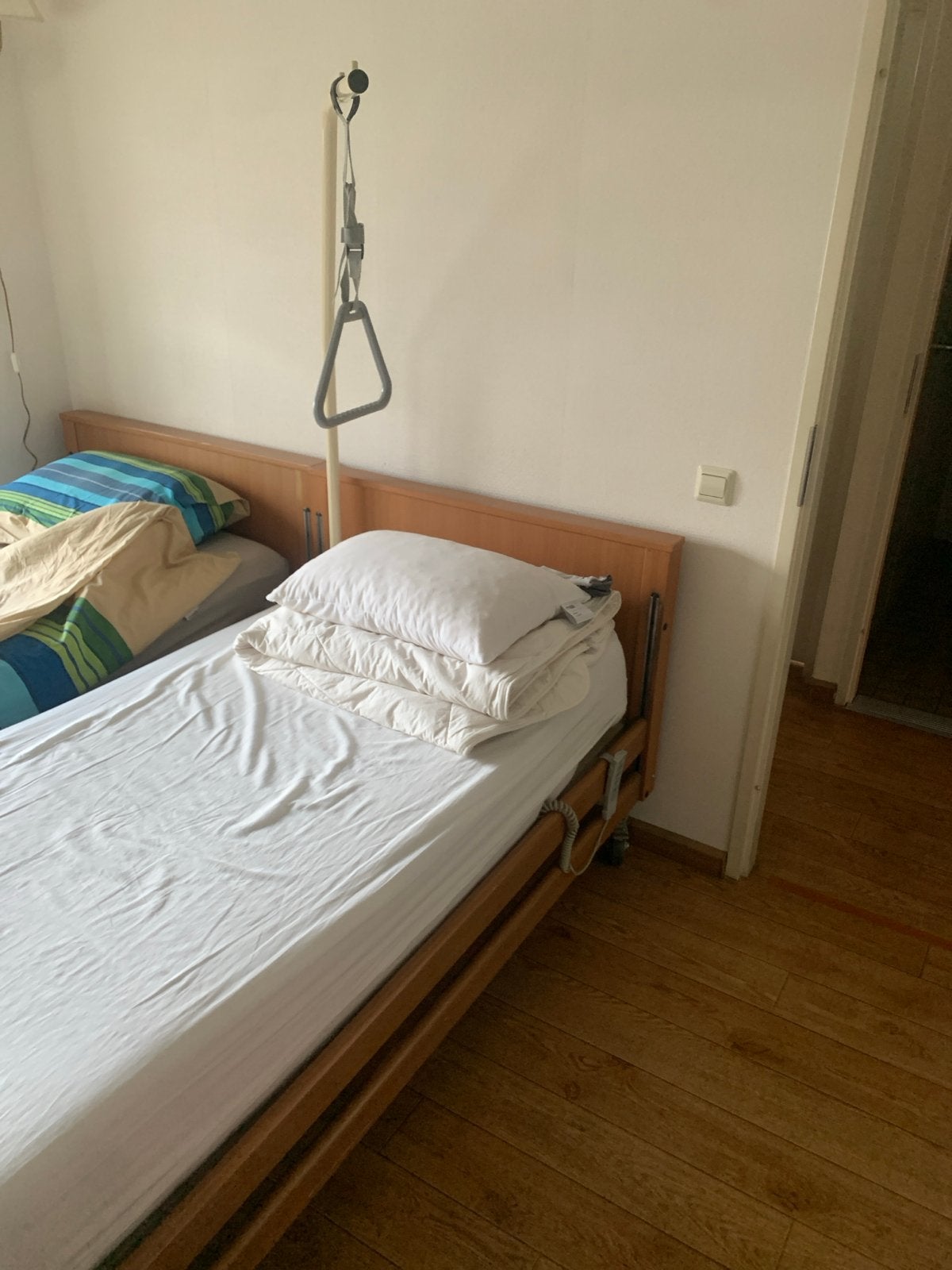 verpleeghuis bed Elekrisch hoog laagbed, Ophalen, Gebruikt