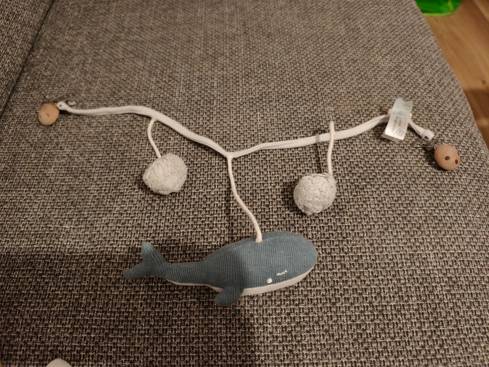 Baby mobiel met walvis en balletjes, Ophalen of Verzenden, Zo goed als nieuw, Mobiel