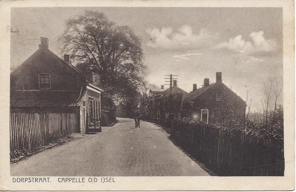 Capelle aan den IJssel (Z.H.) Dorpstraat, Volk, gelopen 1928, Verzamelen, Ansichtkaarten | Nederland, Ophalen of Verzenden, 1920 tot 1940