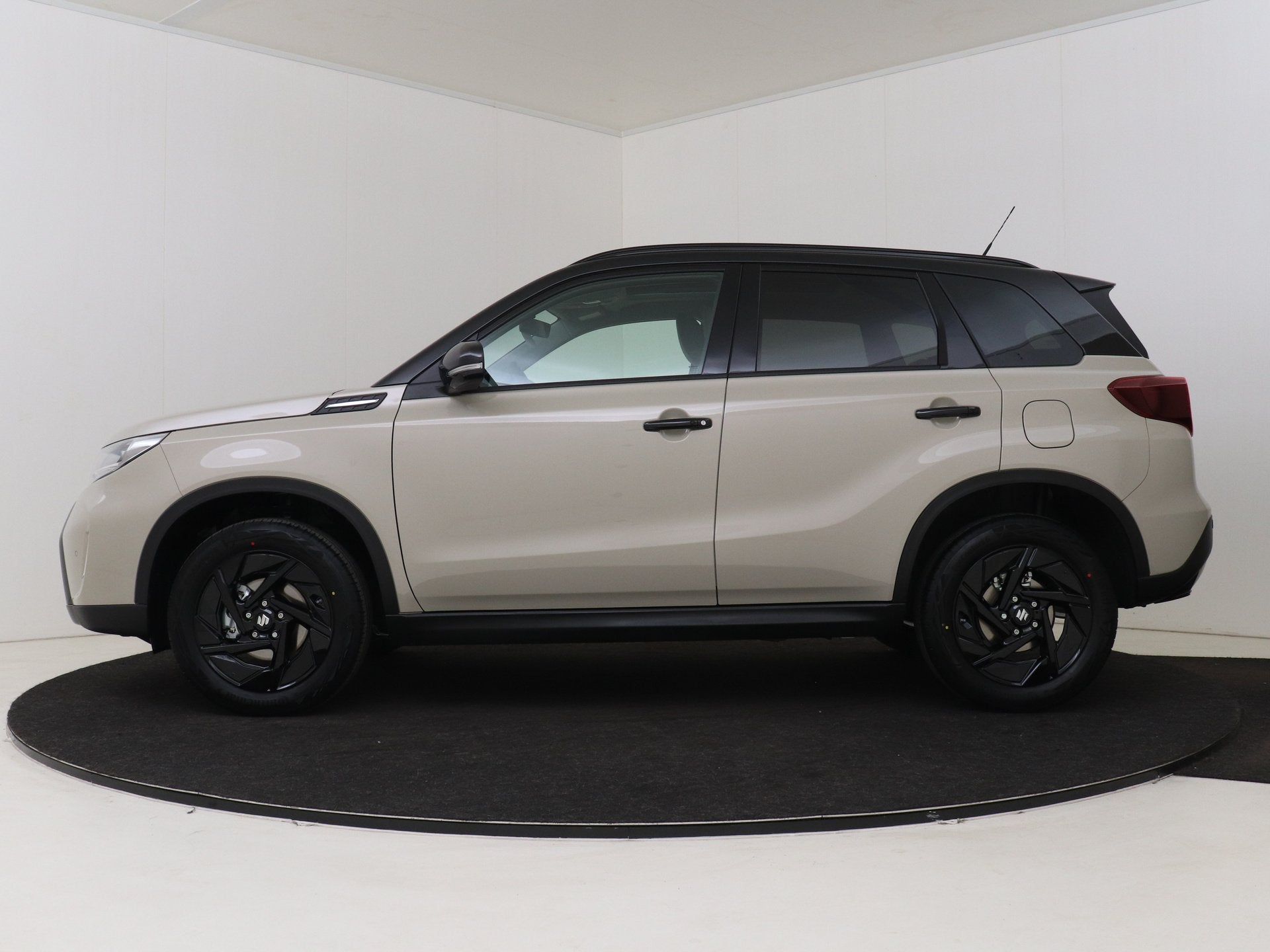Suzuki Vitara 1.4 Boosterjet Smart Hybrid 60th Special Editi, Auto's, 12 maanden, Zwart, 4 cilinders, Beige