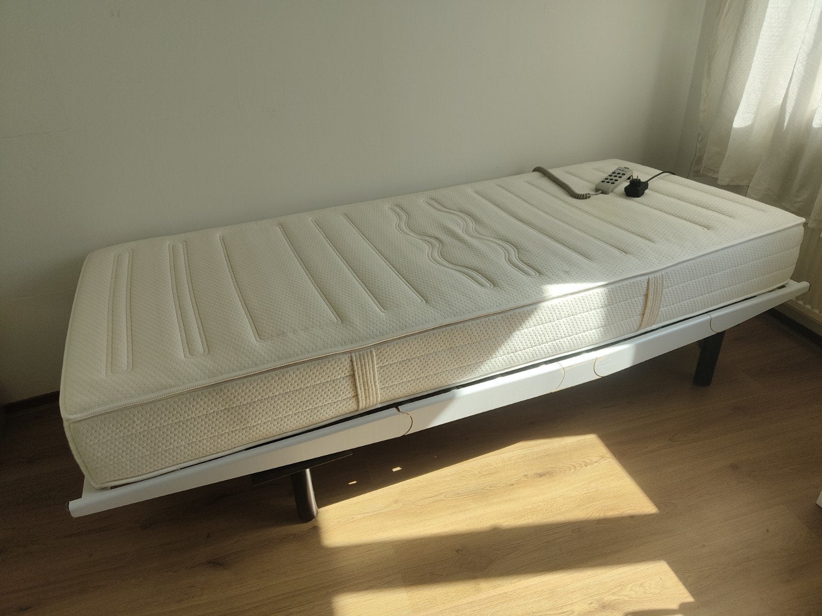 Top elektrisch verstelbaar eenpersoonsbed + geschikt matras!, Ophalen, Gebruikt, Eenpersoons, 90 cm