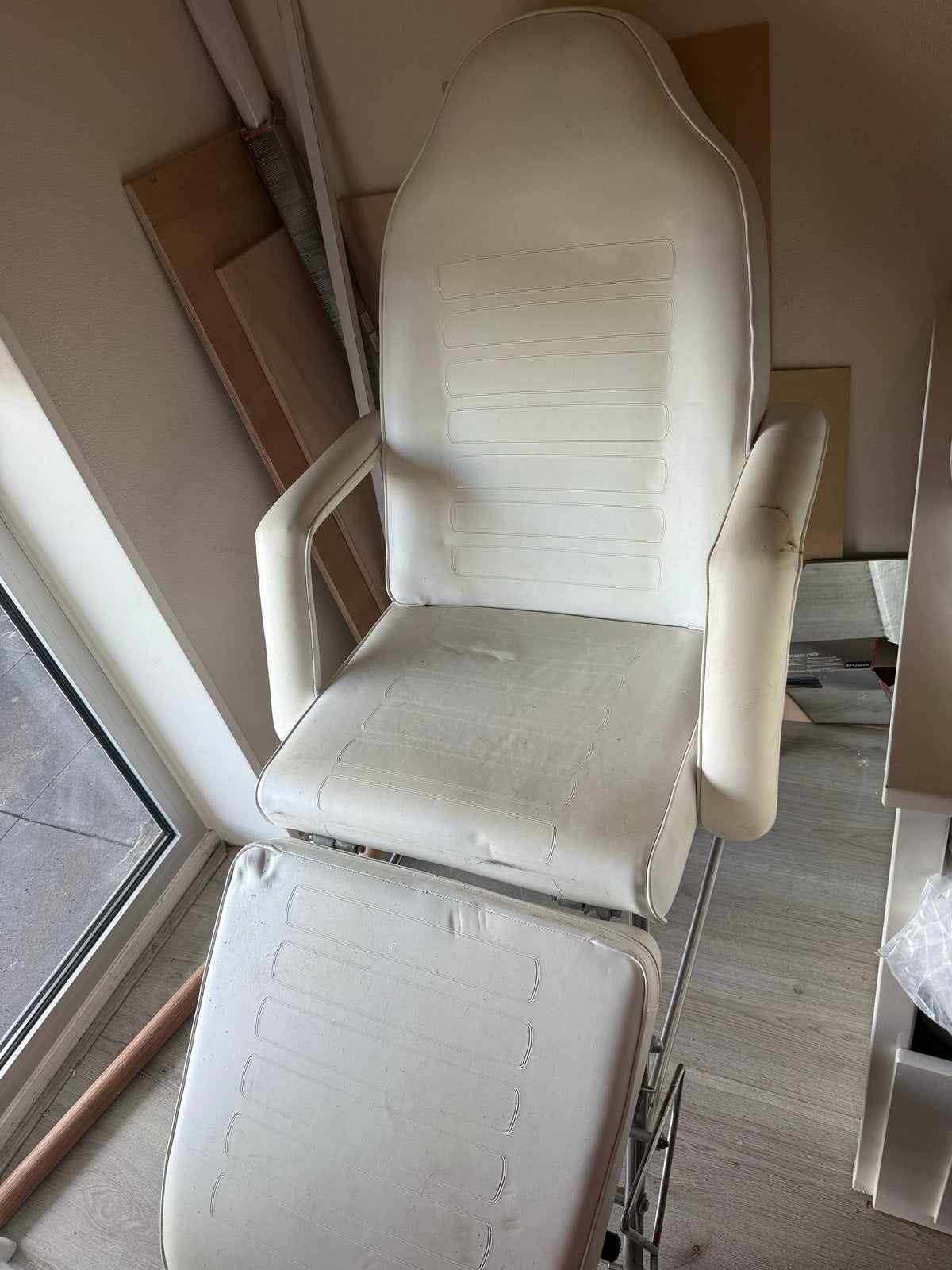 Witte behandelstoel / pedicurestoel, Huis en Inrichting, Stoelen, Ophalen, Kunststof, Gebruikt, Wit
