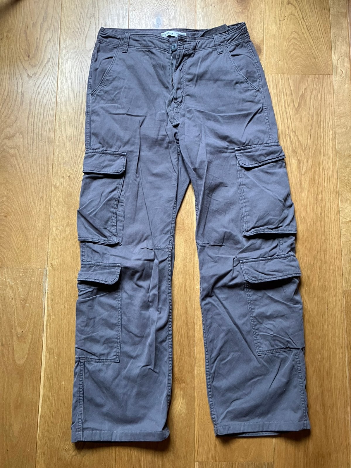 Grijze cargo-broek van Bershka - 40/42, Maat 42/44 (L), Ophalen of Verzenden, Zo goed als nieuw, Grijs