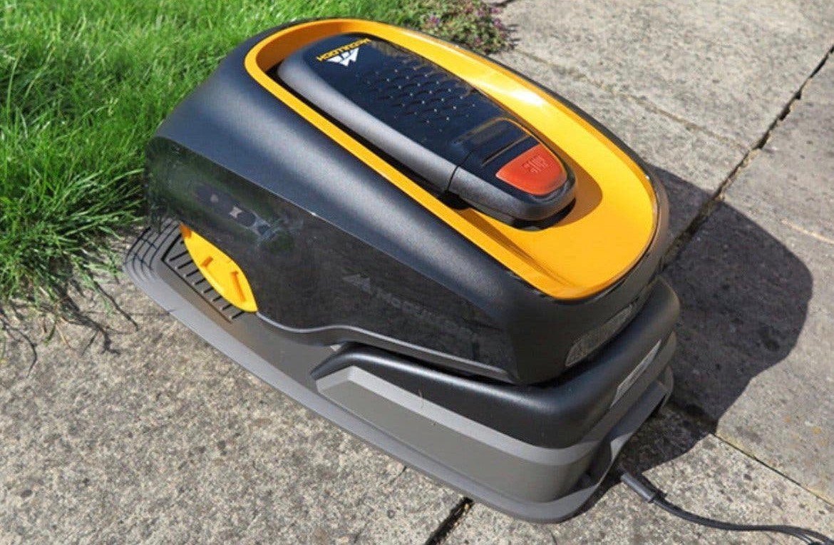 McCulloch (Husqvarna) R600 robotmaaier met laadstation, 205u, Tuin en Terras, Ophalen of Verzenden, McCulloch, *, *