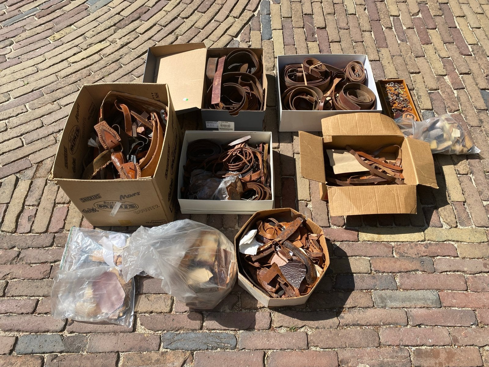 Grote partij leerresten en riemen voor restauratie., Ophalen, Gebruikt