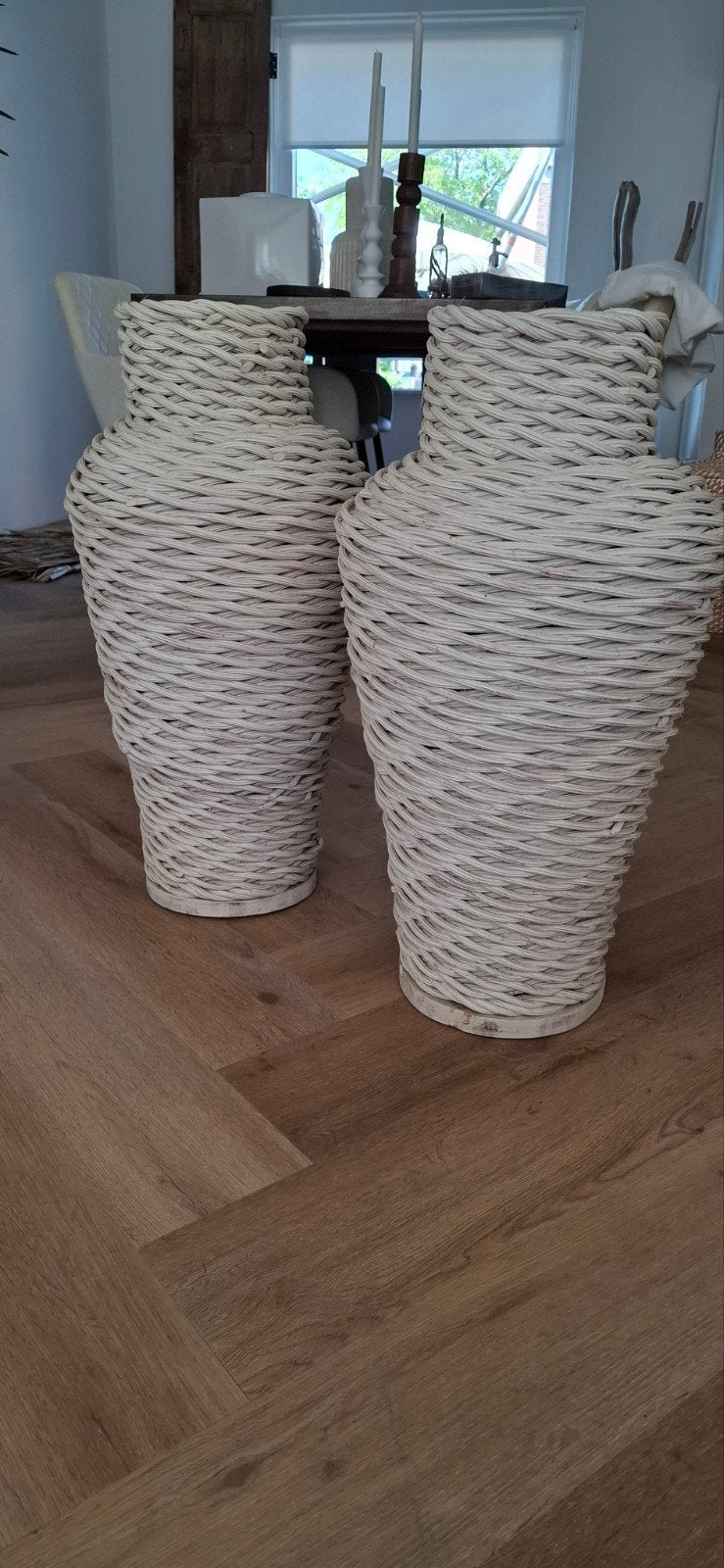 2 grote rieten manden/vazen van 66 cm hoog, Ophalen of Verzenden, Rond, Overige materialen, 40 tot 70 cm