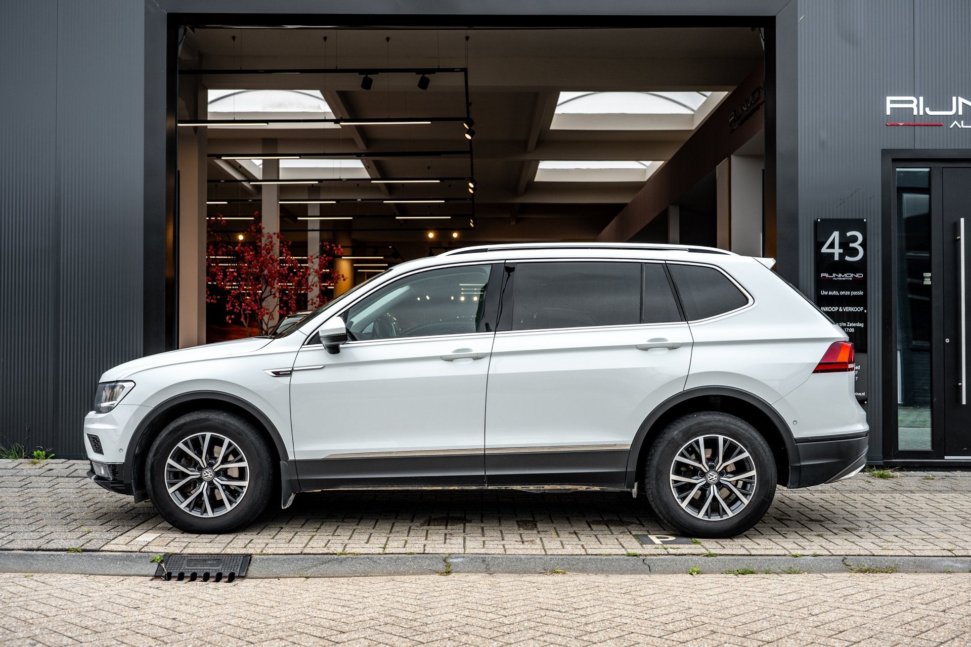Volkswagen Tiguan 2.0 TDI 4Motion Highline Business R|Pano|D, Auto's, Automaat, Dealer onderhouden, Gebruikt, 150 pk