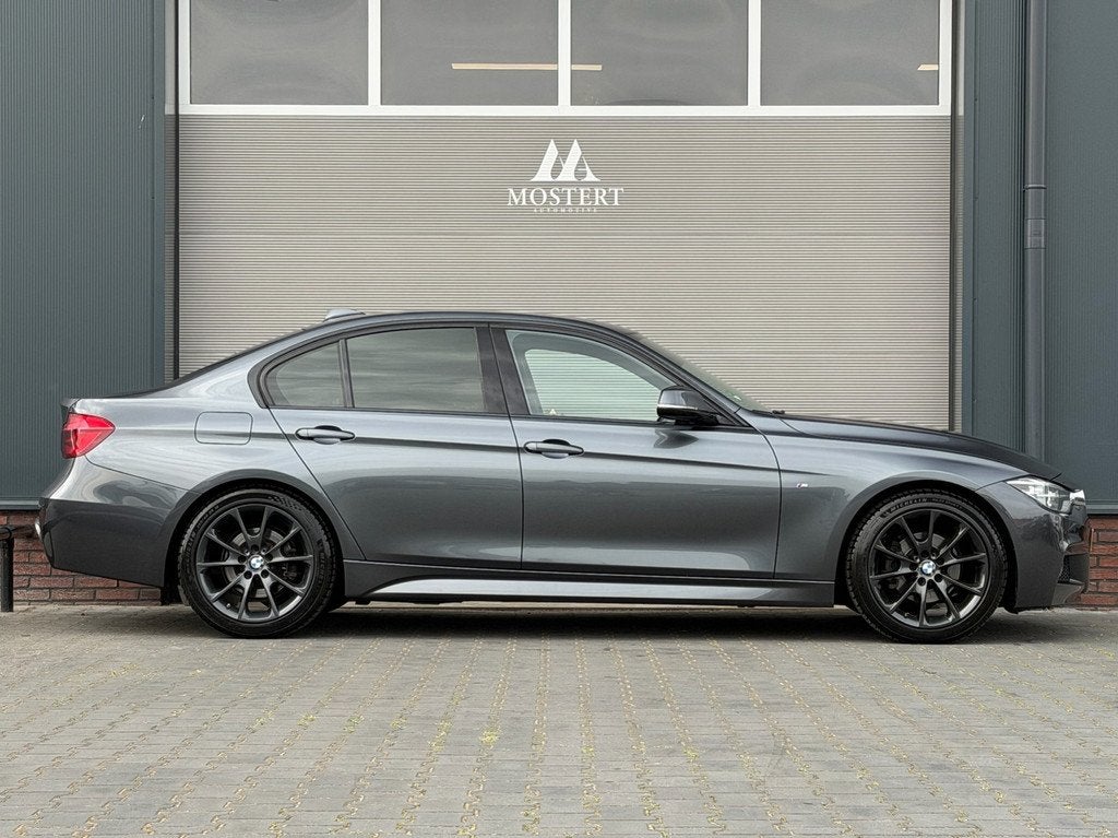 BMW 3-serie 318i/136pk Centennial High Executive M sport|201, Auto's, BMW, Gebruikt, Alcantara, Handgeschakeld, 3 cilinders
