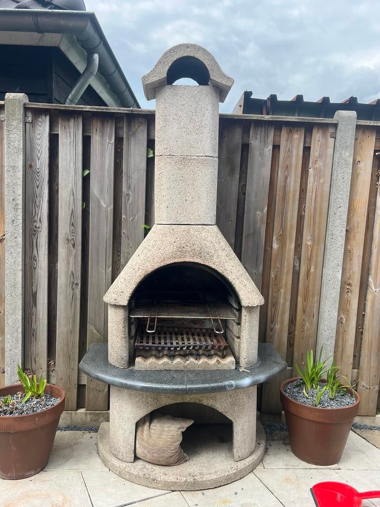 Gratis af te halen: Stenen BBQ voor de zomeravonden, Tuin en Terras, Ophalen, Zo goed als nieuw