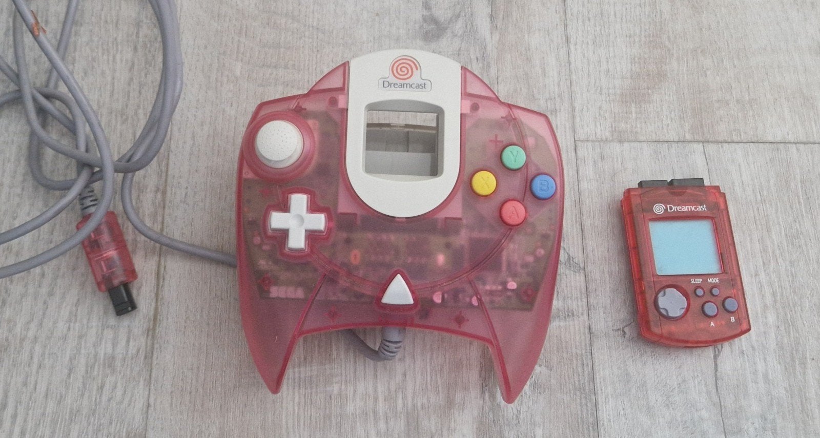 Sega Dreamcast Controller met VMU - pink met rode vmu, Gebruikt, Ophalen of Verzenden, Saturn of Dreamcast, Met geheugenkaart