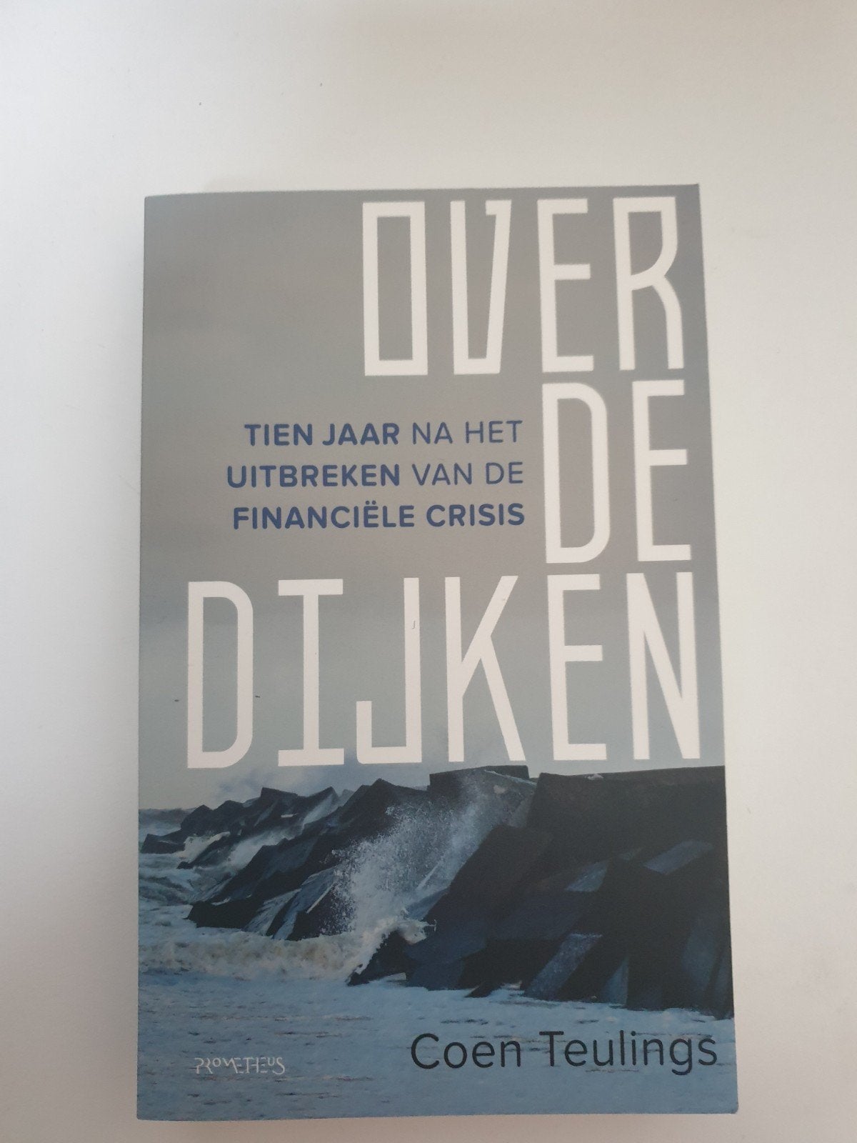 Over de Dijken - Tien jaar na de financiële crisis, Ophalen of Verzenden, Gelezen, Coen Teulings