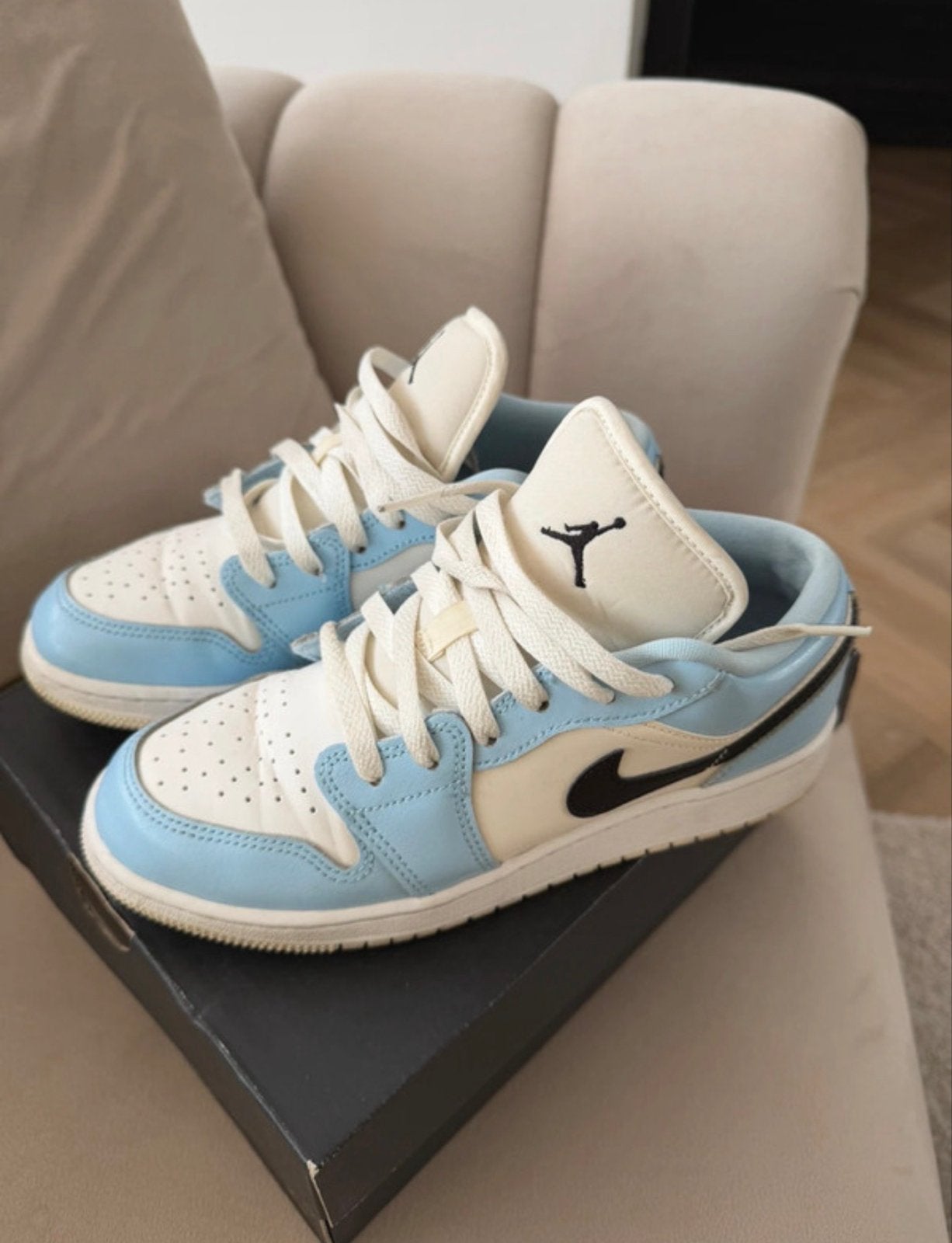 Nike Air Jordan 1 Low (GS) - Ice Blue/Black-Sail-White, Kleding | Dames, Schoenen, Ophalen of Verzenden, Gedragen, Blauw, Sneakers of Gympen
