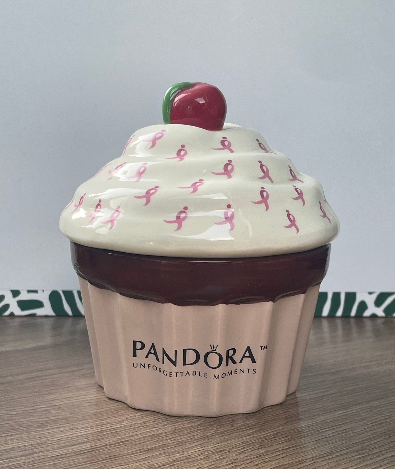 ZELDZAAM Breast Cancer Awareness Cupcake juwelen doosje, Ophalen, Zo goed als nieuw
