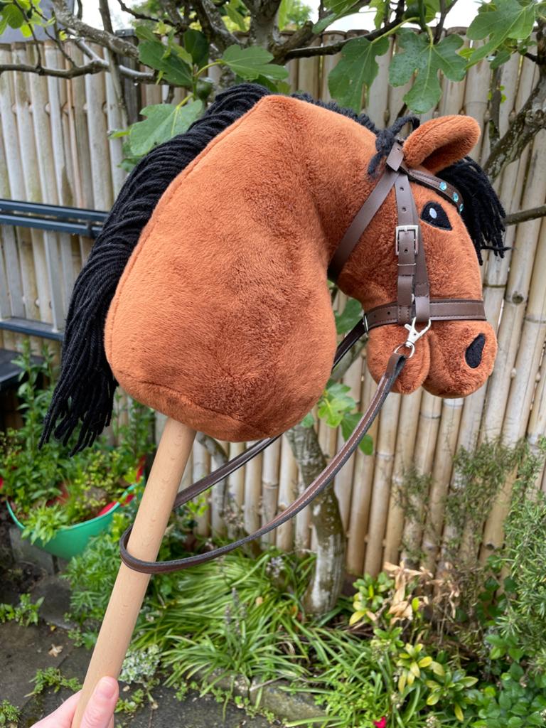 Hobbyhorse bruin met zwarte manen en extra halster, Ophalen of Verzenden, Zo goed als nieuw, Jongen of Meisje