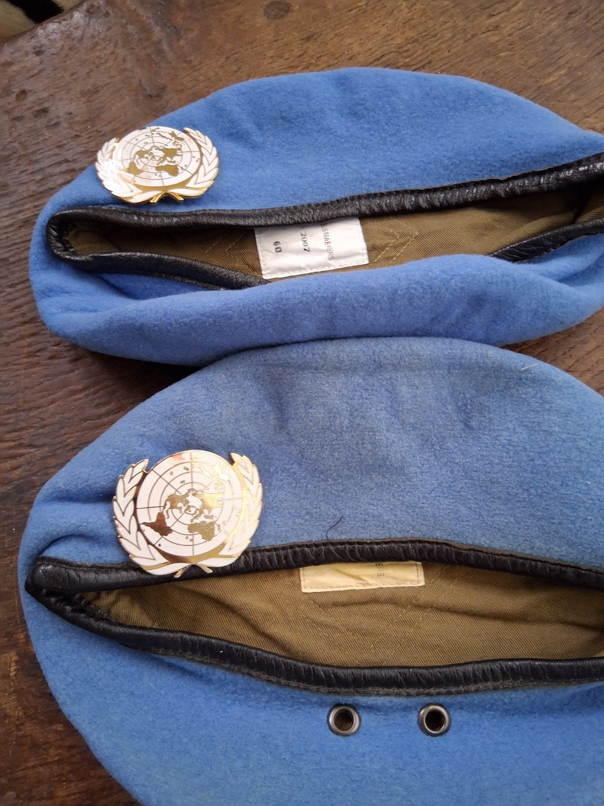Blauwe VN Baret met Embleem - 2007, Verzamelen, Militaria | Algemeen, Ophalen of Verzenden, Overige soorten, Overige gebieden