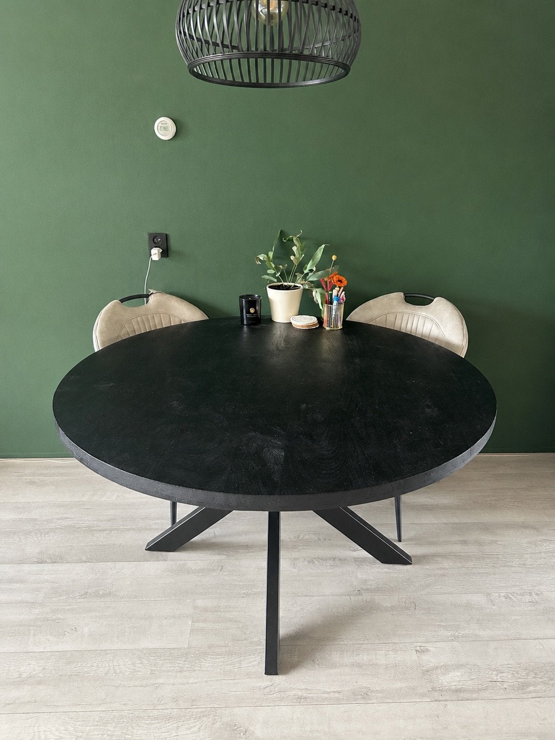 Ronde zwarte eettafel van mangohout met metalen onderstel, Huis en Inrichting, Ophalen, Zo goed als nieuw, Rond, 100 tot 150 cm