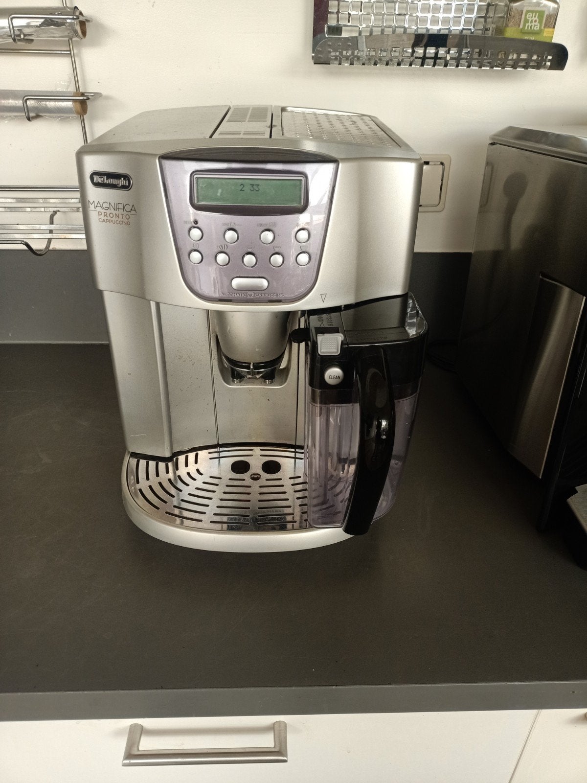 Volledig Gereviseerde DeLonghi Magnifica Pronto Cappuccino, Ophalen, Koffiebonen, 4 tot 10 kopjes, Afneembaar waterreservoir