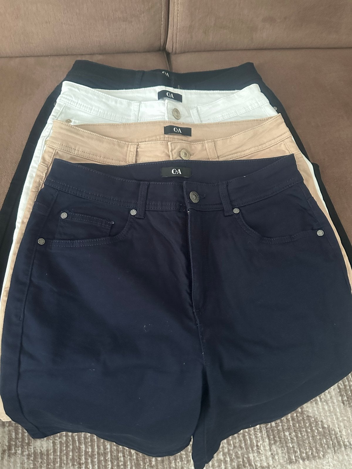 4 nieuwe korte broeken van C&A, Kleding | Dames, Broeken en Pantalons, Kort, Zwart, Nieuw, Ophalen