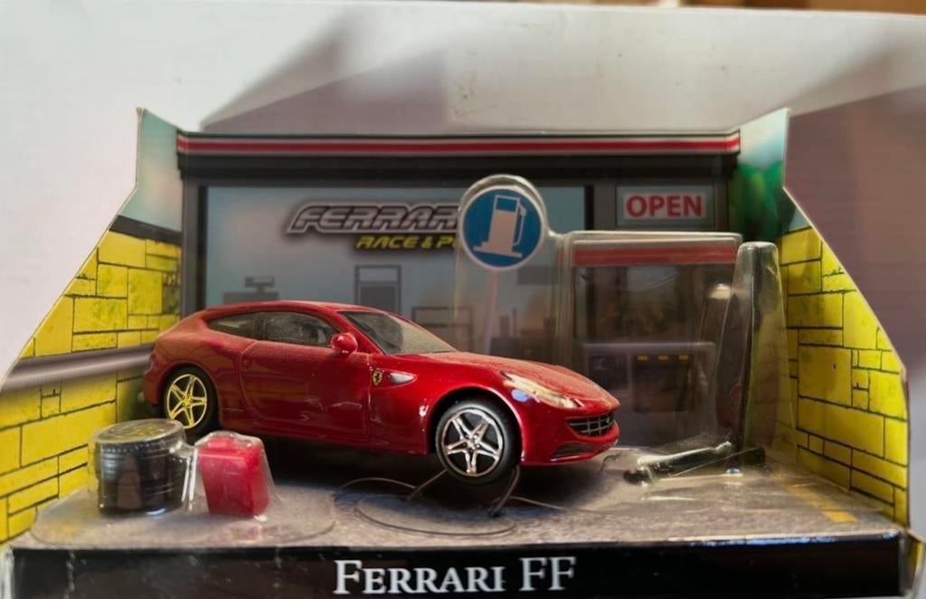 Ferrari FF modelauto met diorama - Race & Play, Hobby en Vrije tijd, Modelauto's | 1:43, Ophalen of Verzenden, Zo goed als nieuw