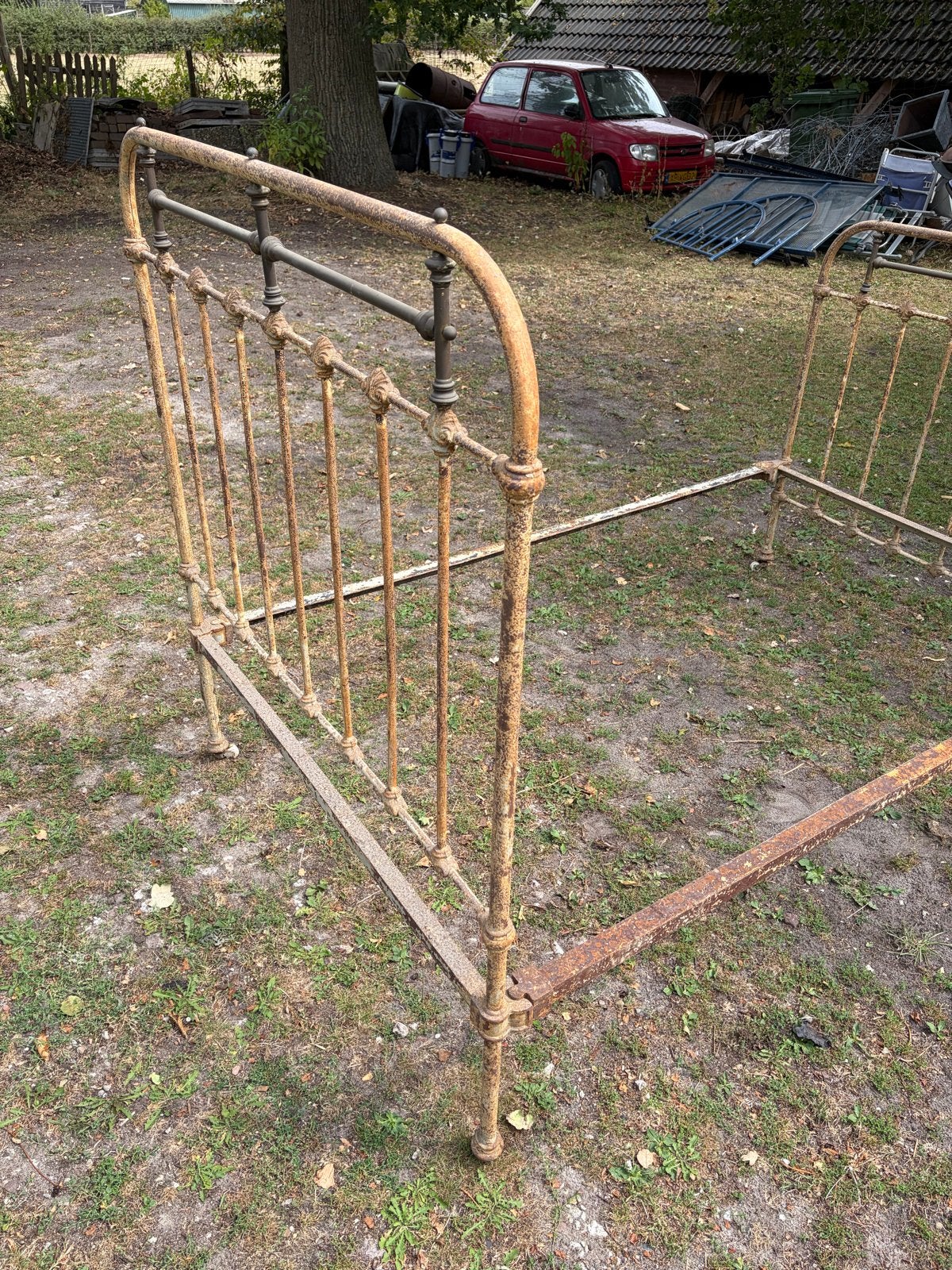 Antiek ijzeren bedframe met wieltjes, Ophalen of Verzenden