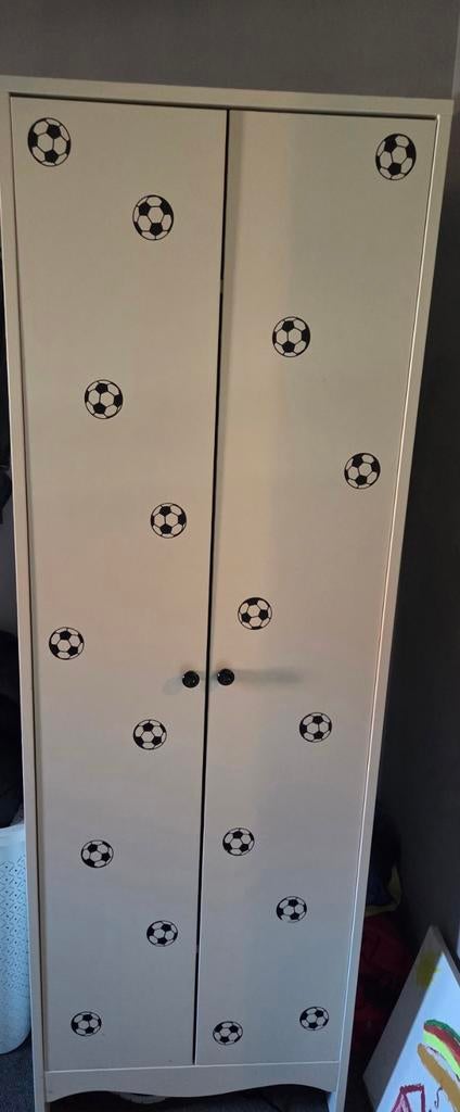 IKEA kast met voetbalstickers - Ideaal voor kinderkamer, Met deur(en), Gebruikt, 150 tot 200 cm, 25 tot 50 cm