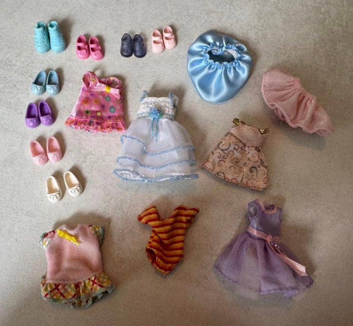 Shelly kelly mini kleertjes en accessoires mattel, Ophalen of Verzenden, Gebruikt, Kleertjes