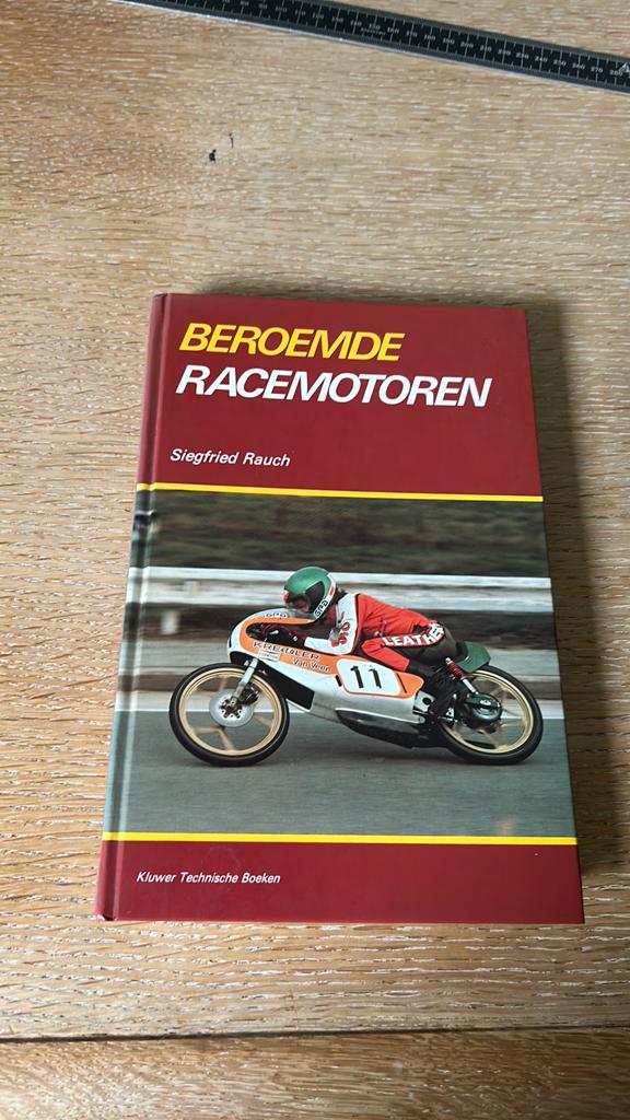 Boek beroemde racemotoren uit de jaren 60/70, Ophalen of Verzenden, Gelezen, Overige merken