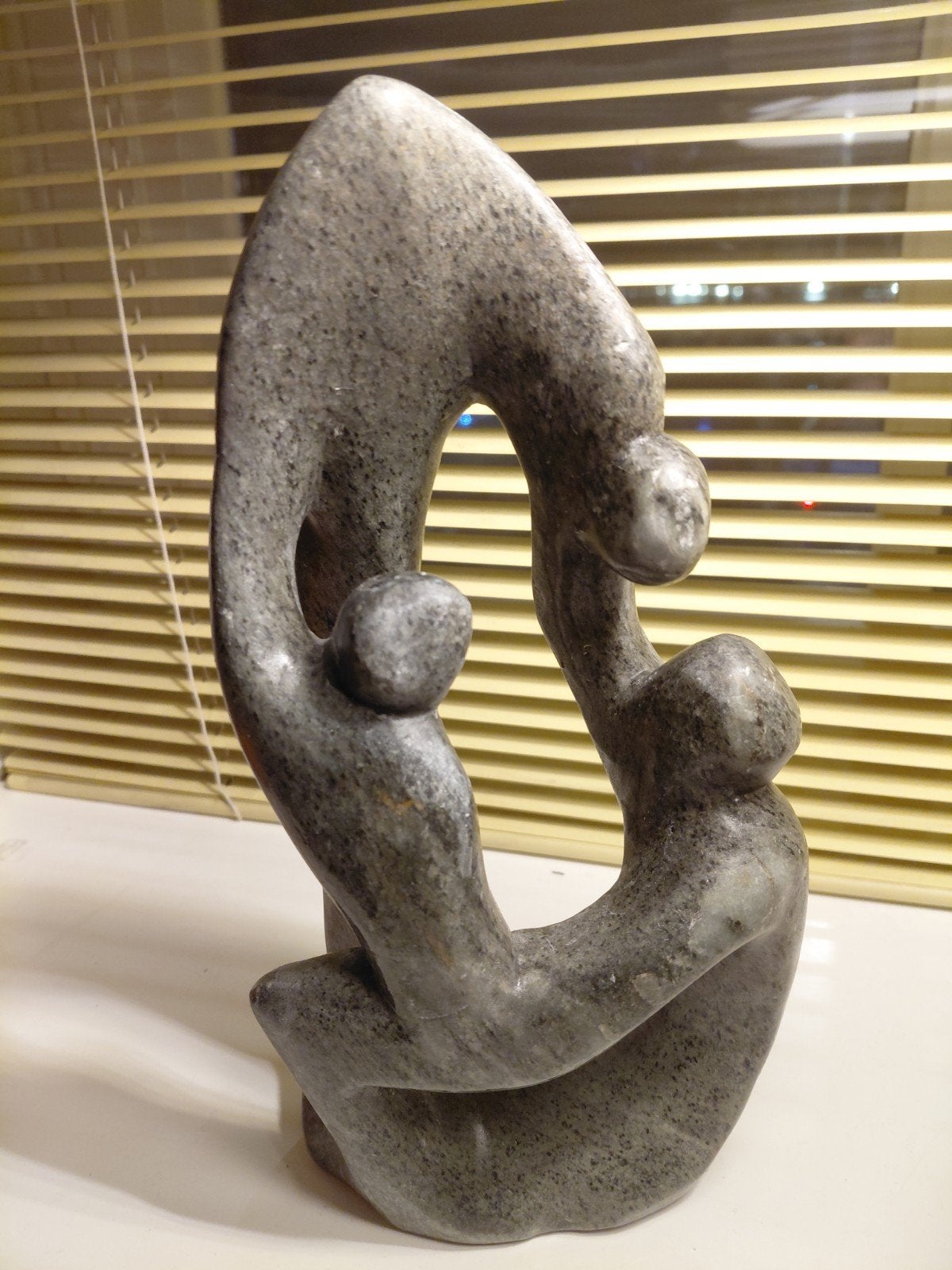 Abstracte stenen sculptuur - Familieband Shona steen, Ophalen of Verzenden, 20 - 50 cm, Steen of Keramiek, Beeld
